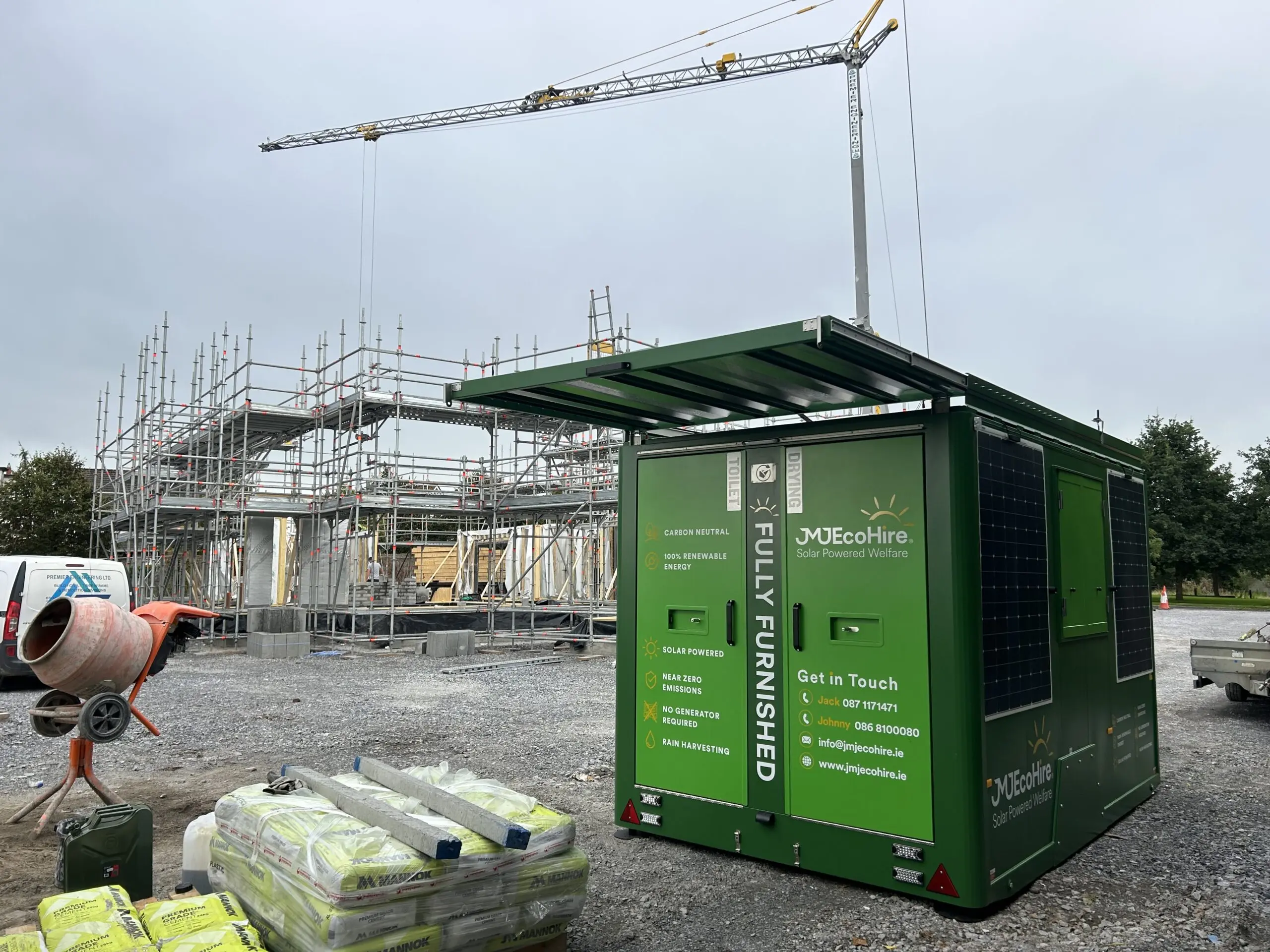 Today, our team delivered a state-of-the-art 12-foot fully solar powered welfare unit to one of Premier Engineering's construction sites in Thurles. What makes this unit even more remarkable is that it operates in complete silence, as it is free from an onboard generator, making it the perfect choice for projects located in close proximity to neighboring areas. We are also thrilled to be contributing to Premier Engineering's efforts to reduce their CO2 emissions.